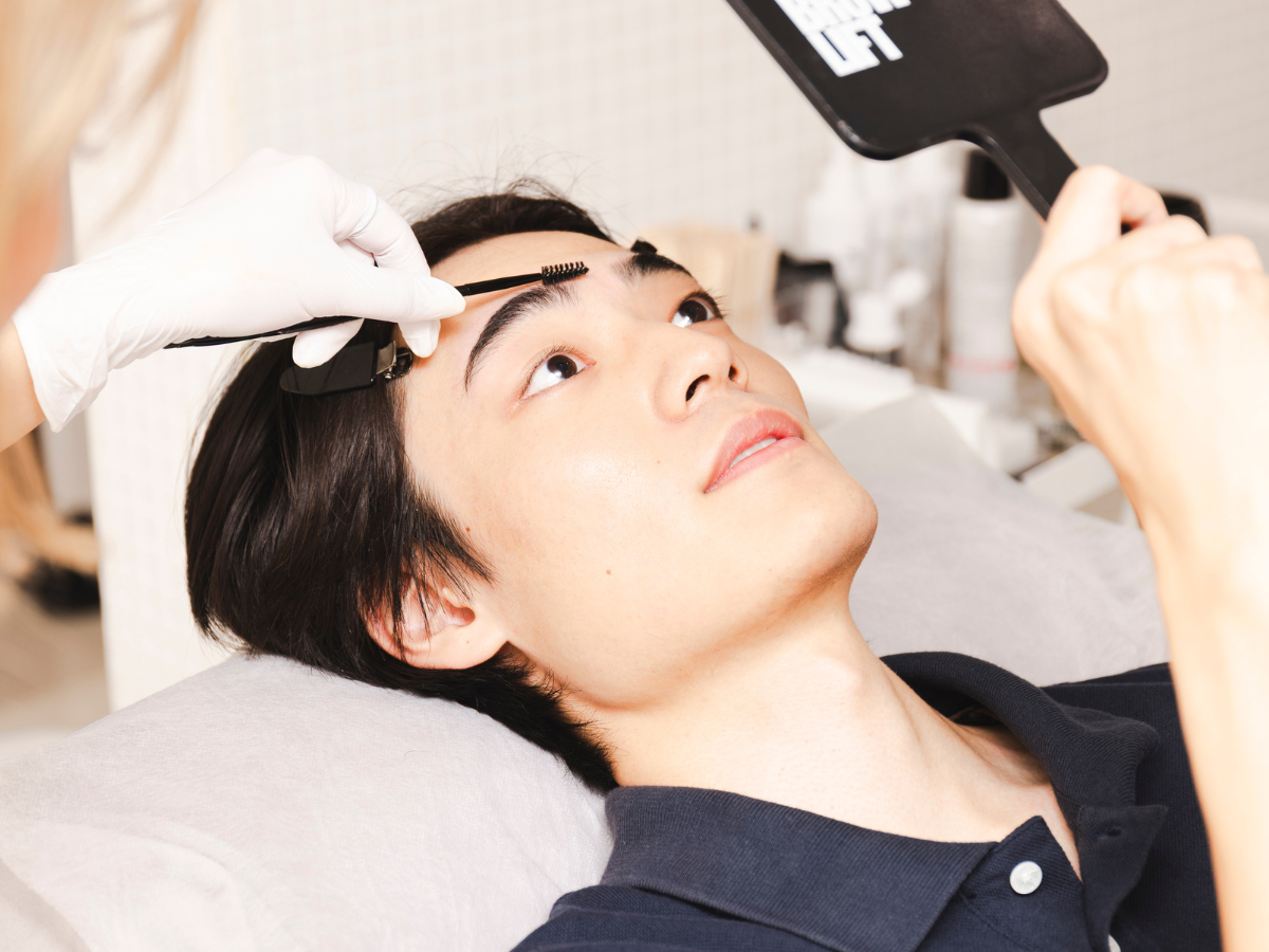 新宿の眉毛サロン「WAXYYY.TOKYO HBL」での施術が終わり鏡を見ている様子
