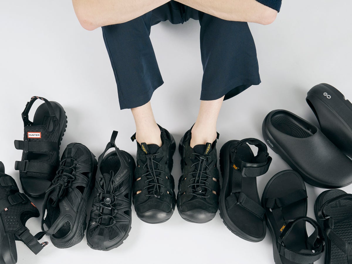 ３位ウーフォス、２位キーン、１位は？ 最強「黒サンダル」全20足を試着した服好きモデルのマイベストを本音レビューでお届け！