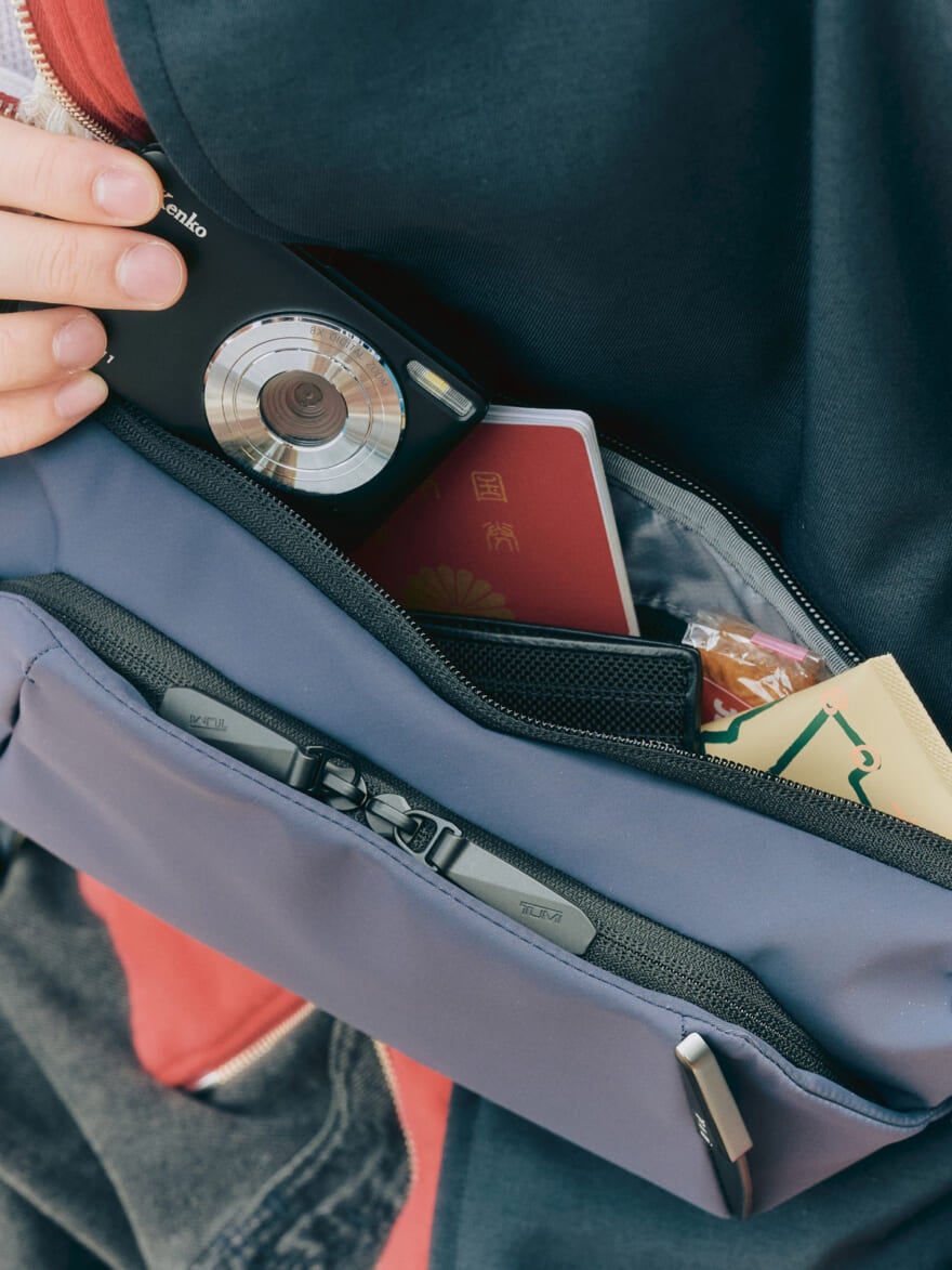 TUMIの新コレクション「TUMI AXIS」のスリングバッグのメイン収納部