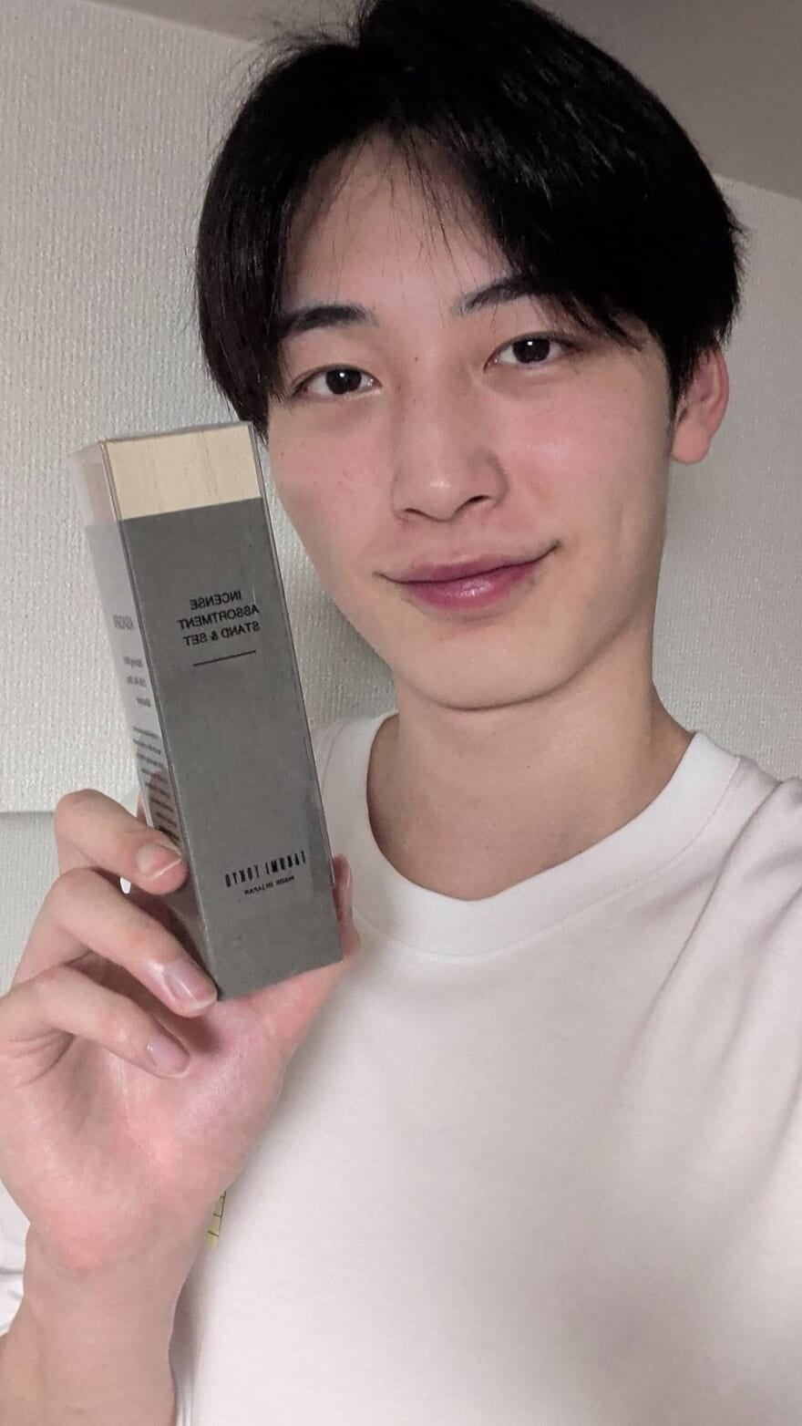 TAKUMI TOKYOのお香を手に持つ髙橋紅輝