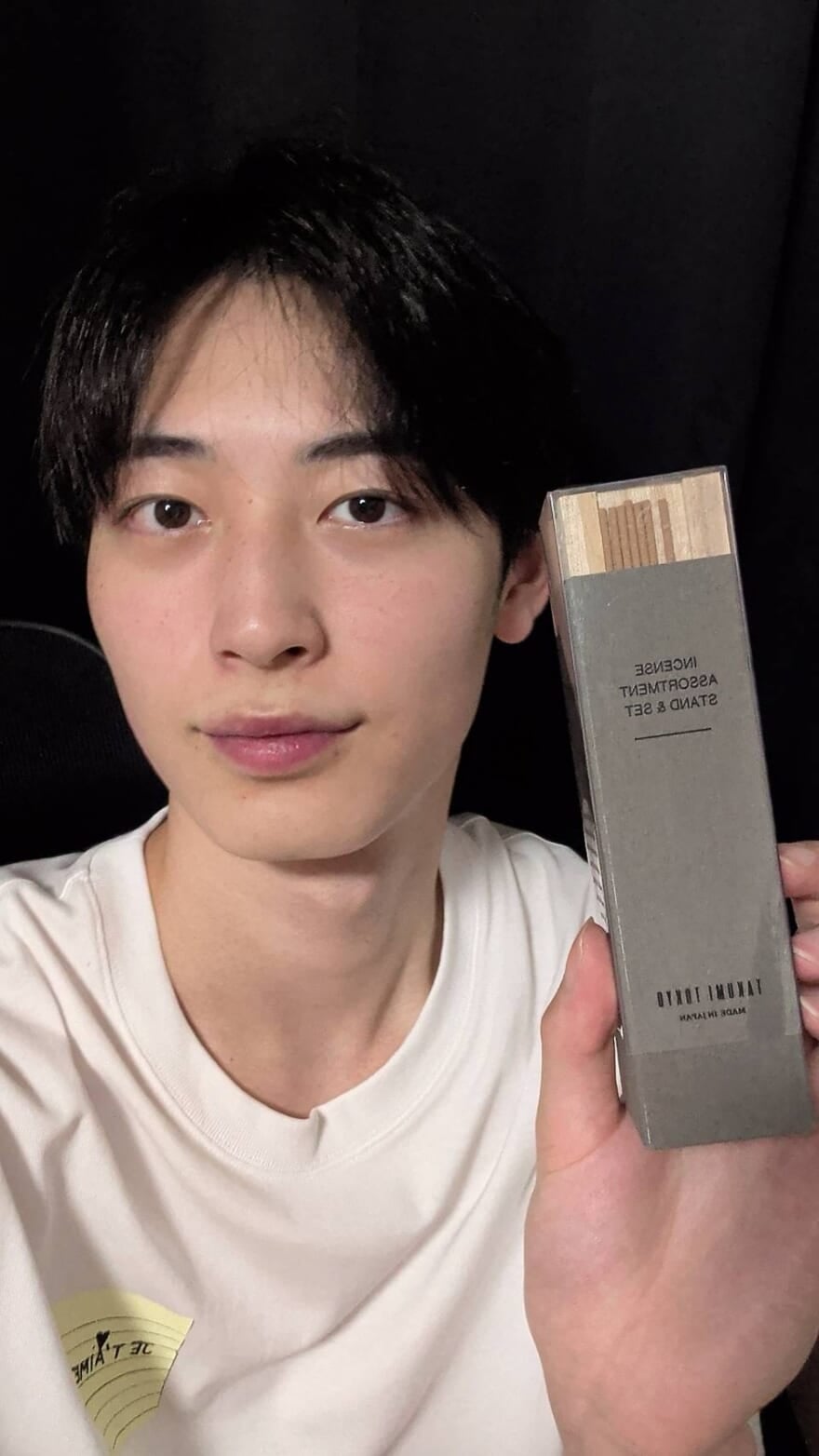 TAKUMI TOKYOのお香を手に持つ髙橋紅輝