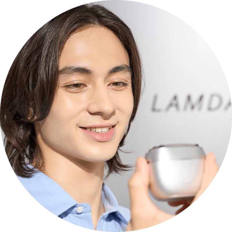 ラムダッシュパームインの新製品を試すモデルの松岡光