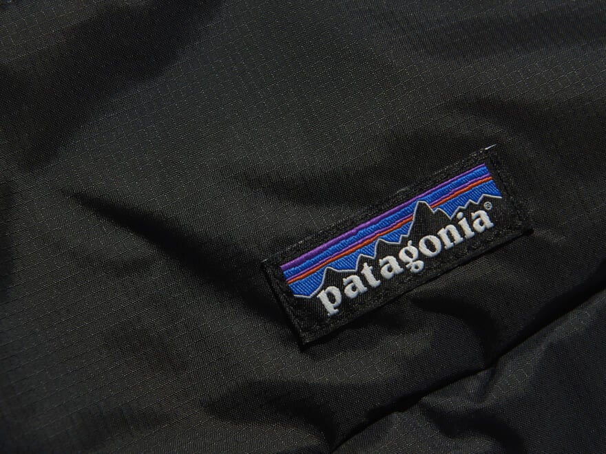 【パタゴニアの黒いコスパ名品】1万円以下で買える相棒バッグ。収納力十分なのに驚くほどコンパクト!/テラヴィア・ヒップ・パック 4L