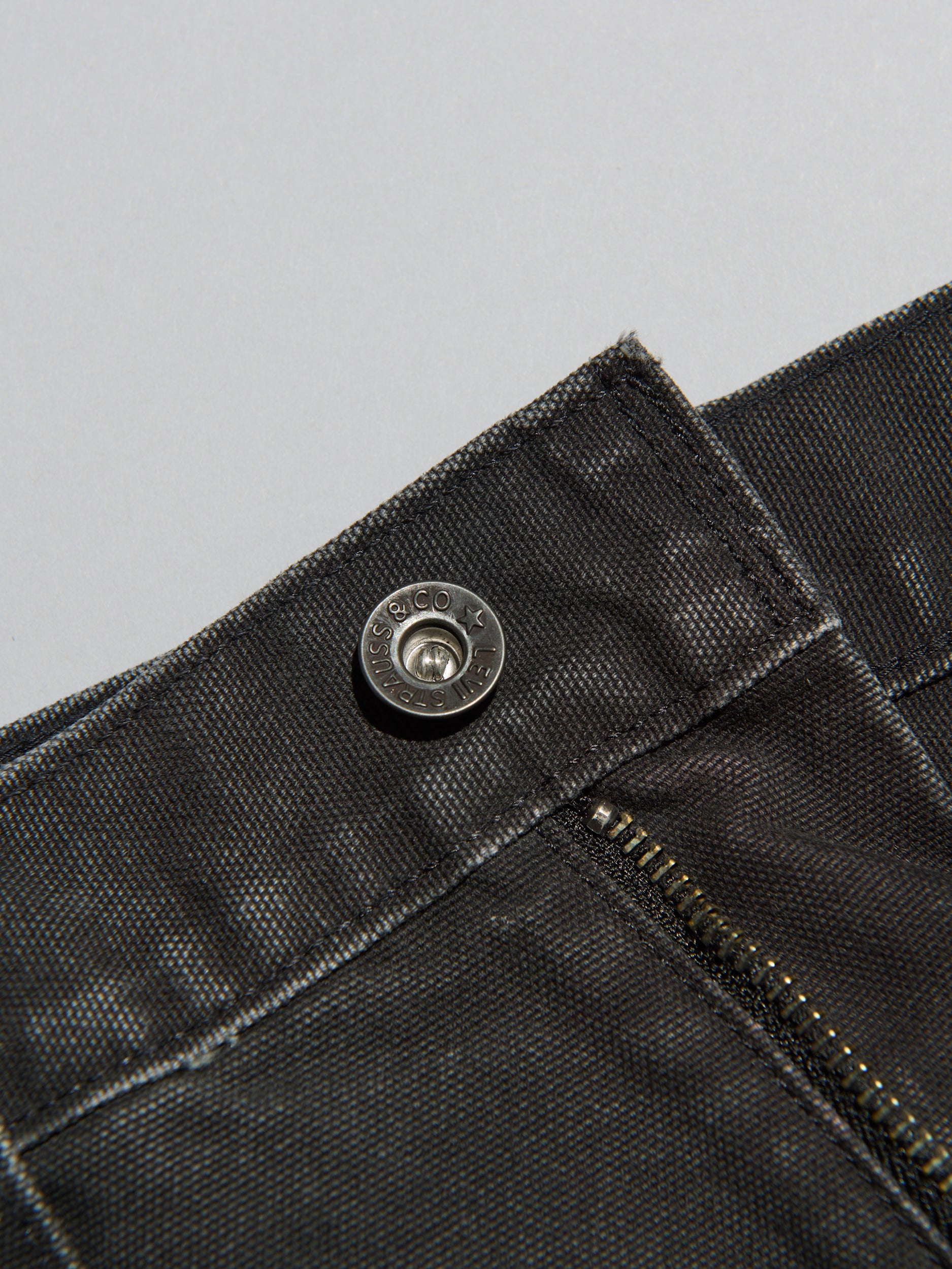 リーバイス®/WORKWEAR 568™ ルーズストレート カーペンターパンツ ブラックのボタン