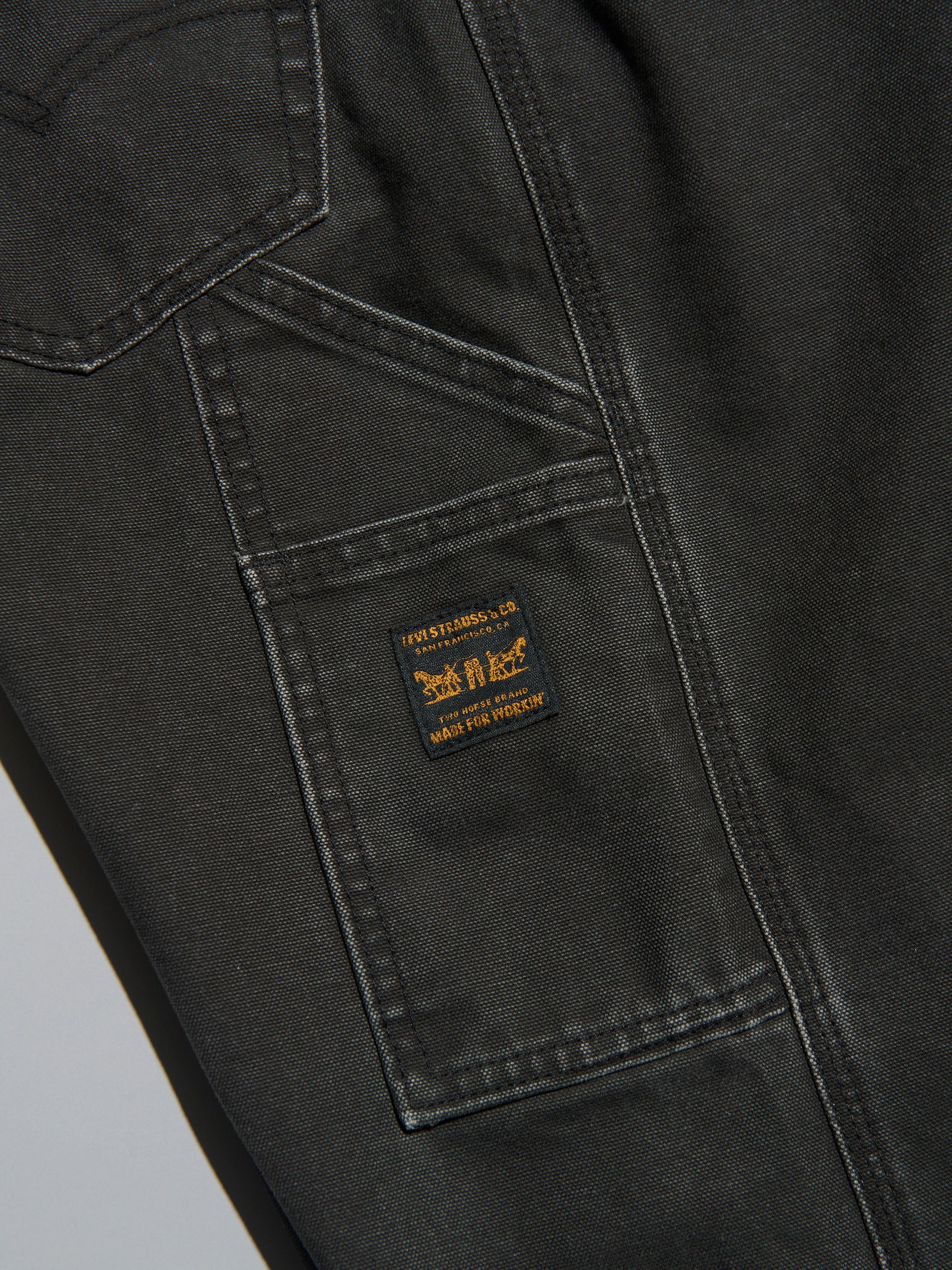リーバイス®/WORKWEAR 568™ ルーズストレート カーペンターパンツ ブラックのタグとポケット