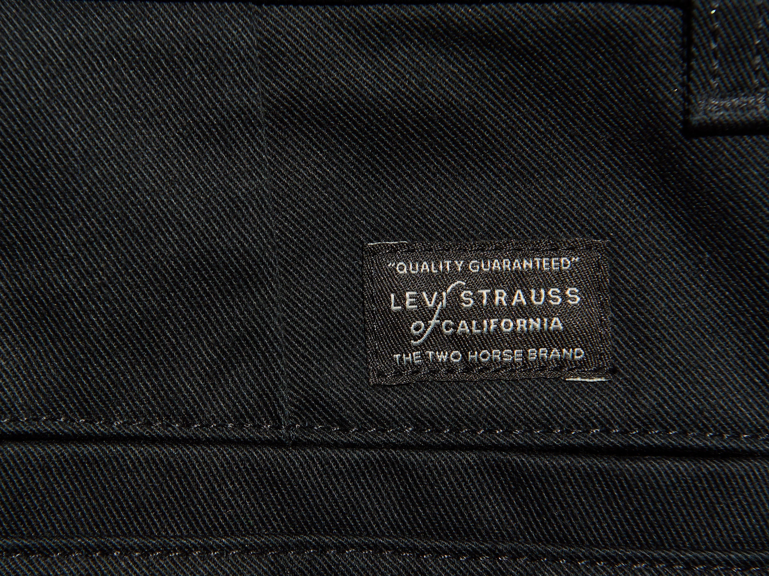 リーバイス®のWORKWEAR ルーズ プリーツ ワークチノのロゴ寄り
