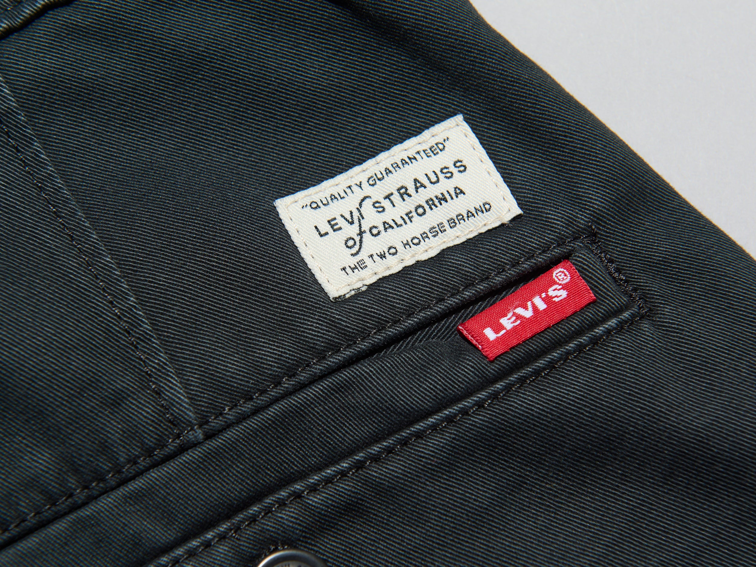 リーバイス®/X X Chino Baggyのロゴ寄りカット