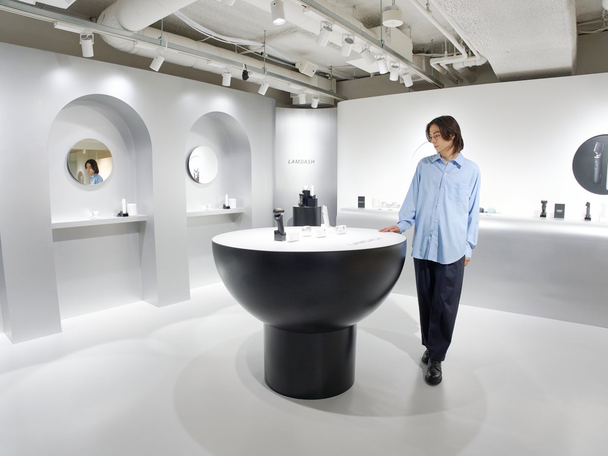 8月23日までの期間限定でオープンしているPanasonic Beauty OMOTESANDOの地下1階の「ラムダッシュ特設ルーム」を訪れたメンズノンノモデル