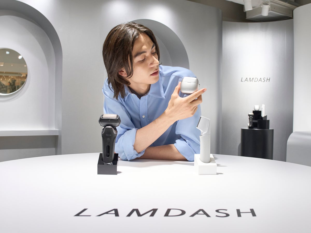 Panasonic Beauty OMOTESANDOの地下1階に期間限定でオープンした「ラムダッシュ特設ルーム」でラムダッシュの新製品を手に取る松岡光