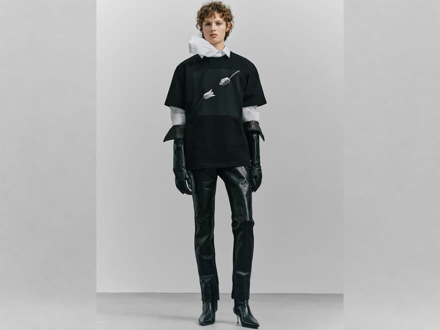「これまで見たことのないものを探している」sacai（サカイ）と写真家ロバート・メイプルソープの理念が融合。全8型のユニセックスアイテムが美しい！