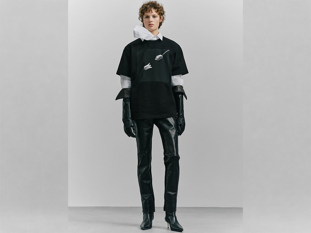 「これまで見たことのないものを探している」sacai（サカイ）と写真家ロバート・メイプルソープの理念が融合。全8型のユニセックスアイテムが美しい！