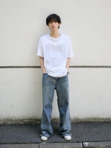 [小方 蒼介] 約７年愛用している「ナイキ」の白スニーカーが決め手のシンプルなデニムスタイル！【メンズノンノモデルの私服スナップ】
