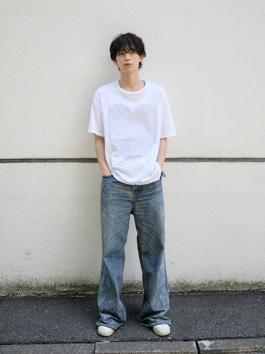[小方 蒼介] 約７年愛用している「ナイキ」の白スニーカーが決め手のシンプルなデニムスタイル！【メンズノンノモデルの私服スナップ】