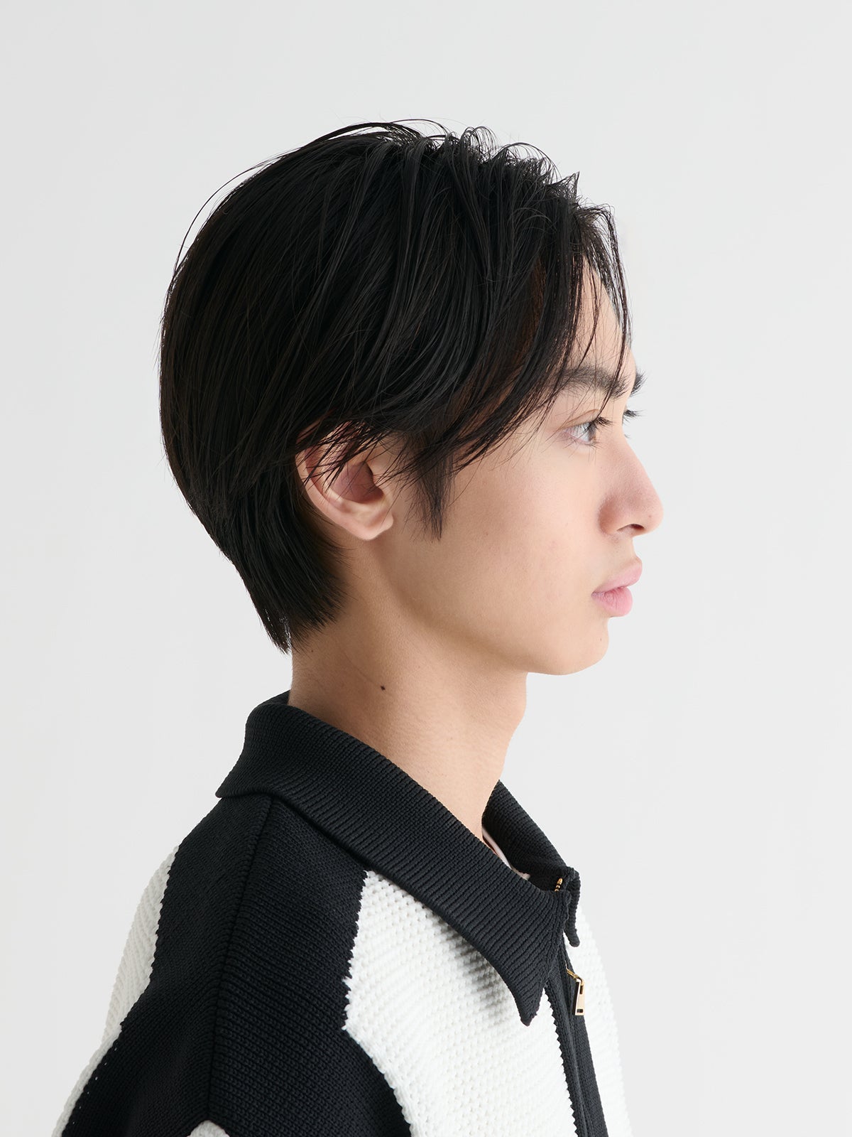 西 優行、サイド