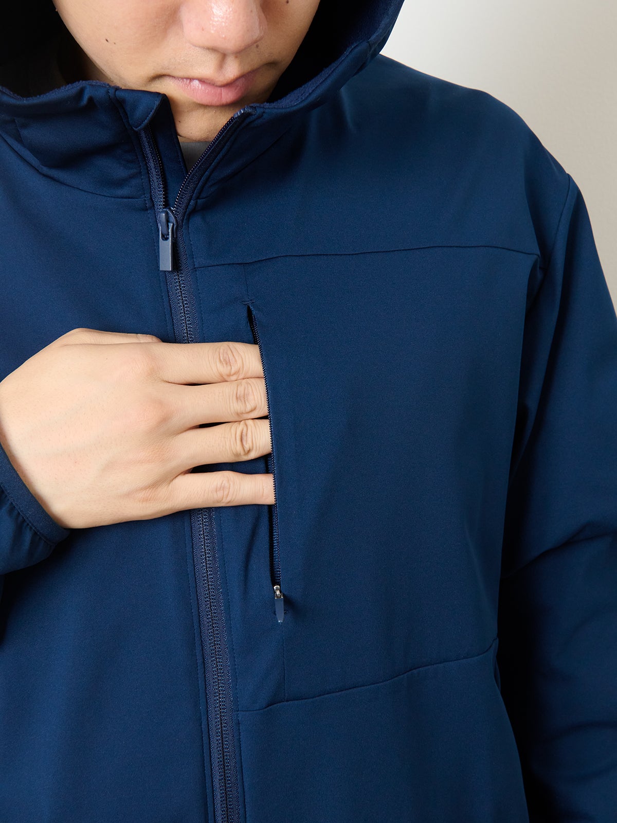 UNIQLO、ウィンドプルーフフリースフルジップパーカ、モデルカット、胸ポケット