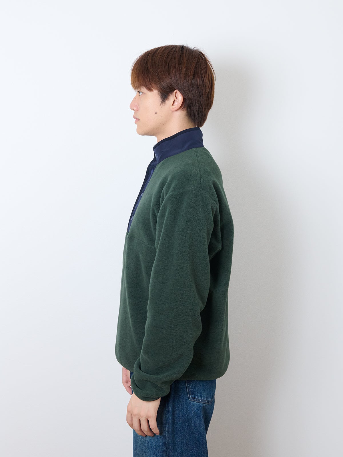 UNIQLO、フリースボタンナッププルオーバー、モデルカット、サイド