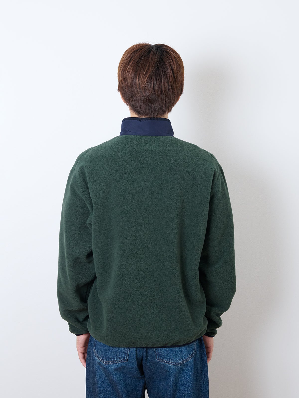 UNIQLO、フリースボタンナッププルオーバー、モデルカット、バック