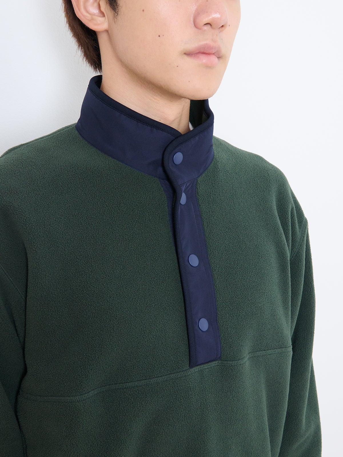 UNIQLO、フリースボタンナッププルオーバー、モデルカット、バストアップ