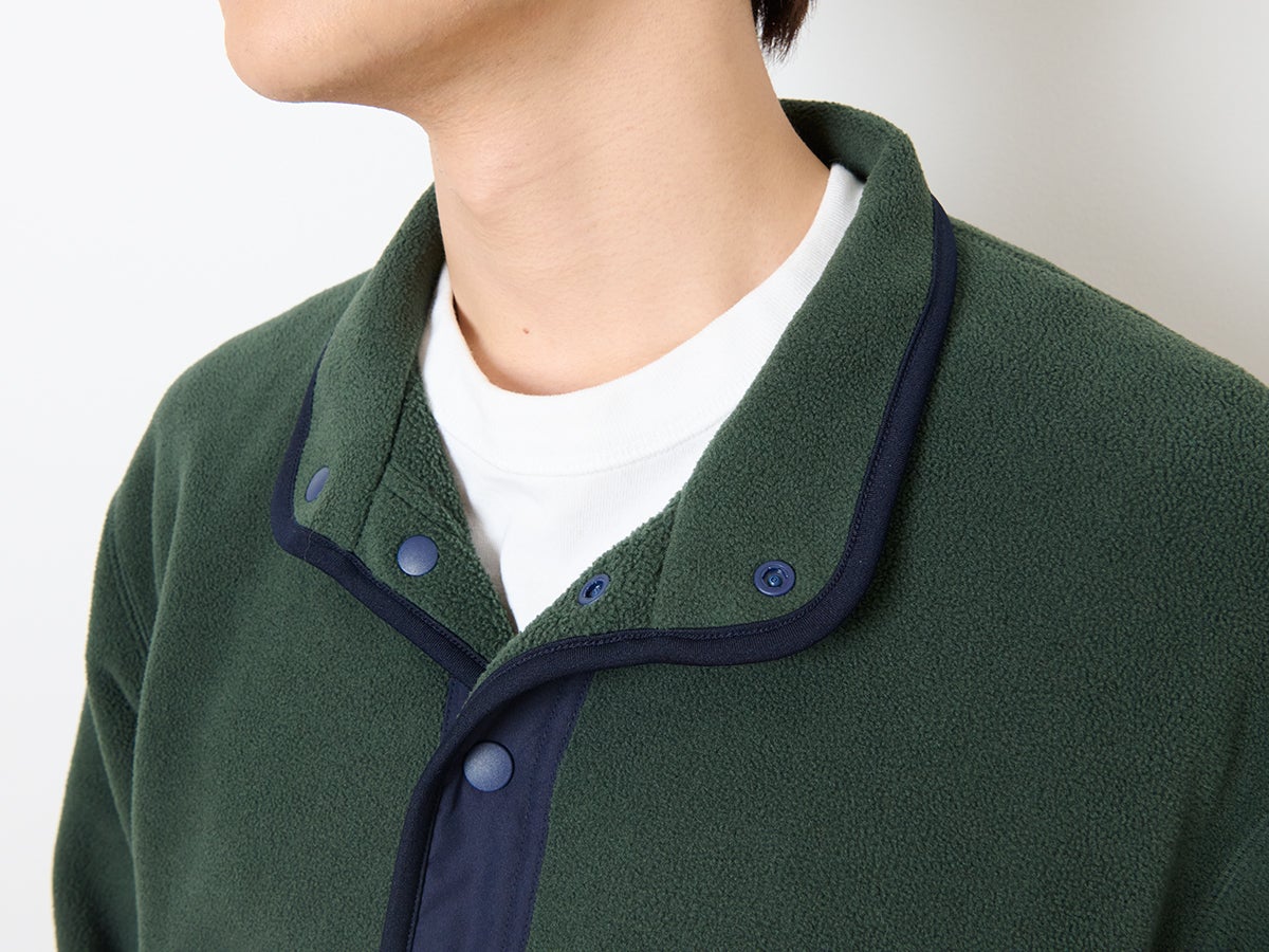 UNIQLO、フリースボタンナッププルオーバー、モデルカット、ネック