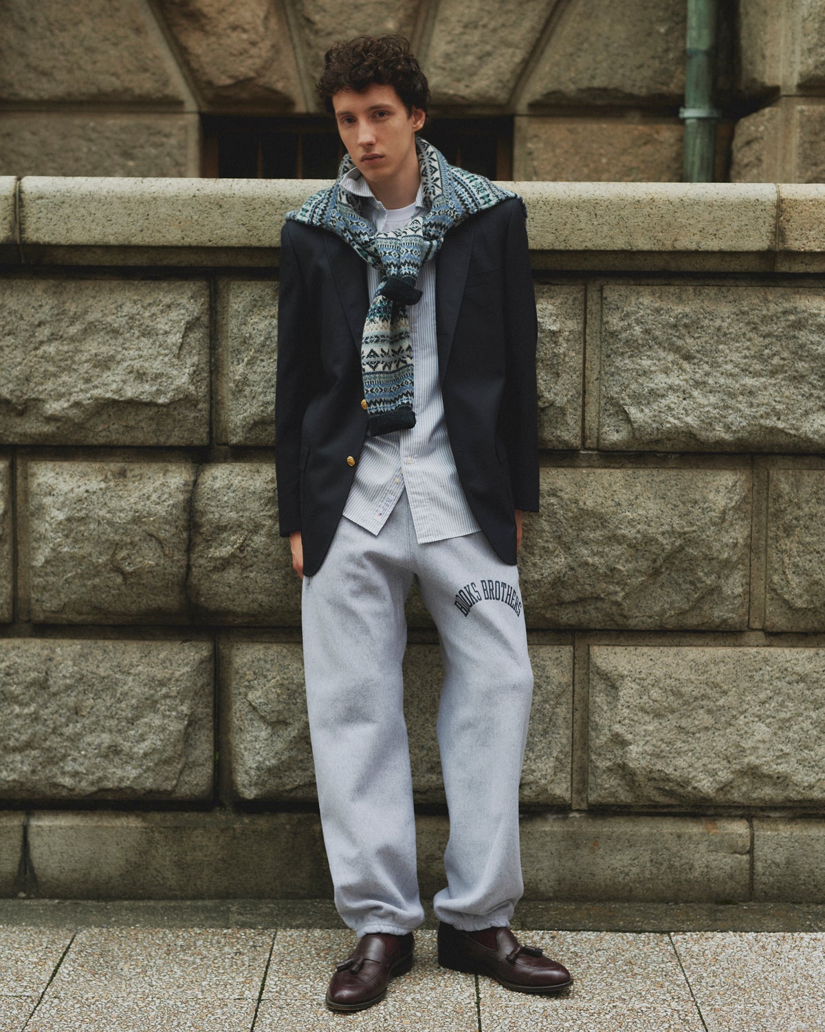 パンツ¥36,300 ジャケット ¥97,900 シャツ¥18,700 セーター¥42,900(全て税込価格)