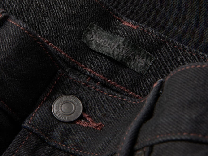 「ユニクロ」の黒バギージーンズが大人仕様で、かなり使えるって知ってた？[UNIQLO バギージーンズ（ブラック）]【新作デニム図鑑_2026AW】