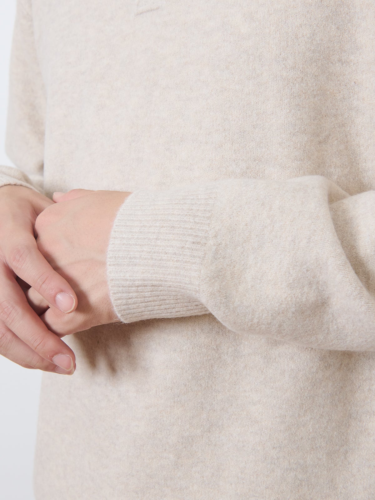 UNIQLO、スフレヤーンポロセーター、モデルカット、袖