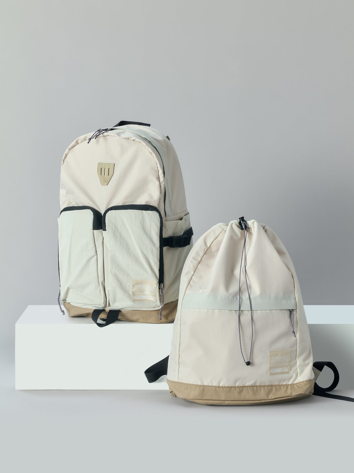 右：NEWBURGH BACKPACK 左：FORT TRYON BAG