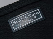【エル・エル・ビーンの黒いコスパ名品】名品バッグは意外性のあるオールブラックで。／L.L.Bean ボート・アンド・トート クロスボディ ミディアム