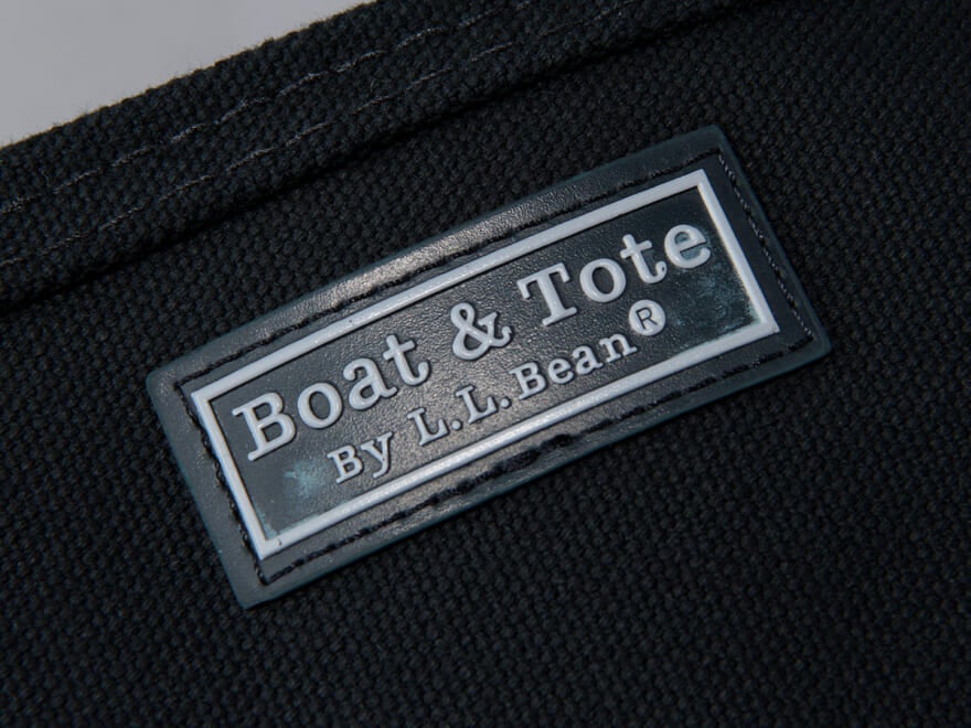 【エル・エル・ビーンの黒いコスパ名品】定番バッグは意外性のあるオールブラックで。／L.L.Bean ボート・アンド・トート クロスボディ ミディアム