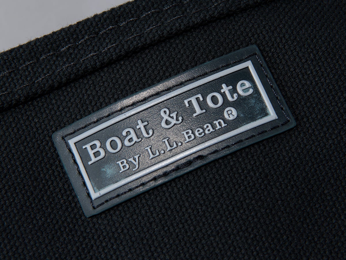 【エル・エル・ビーンの黒いコスパ名品】名品バッグは意外性のあるオールブラックで。／L.L.Bean ボート・アンド・トート クロスボディ ミディアム