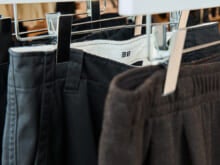 それぞれの特徴・魅力は？「ユニクロ ユー」2026年秋冬の新作パンツ全型を、服好きモデルが試着＆本音レビュー！[Uniqlo U]