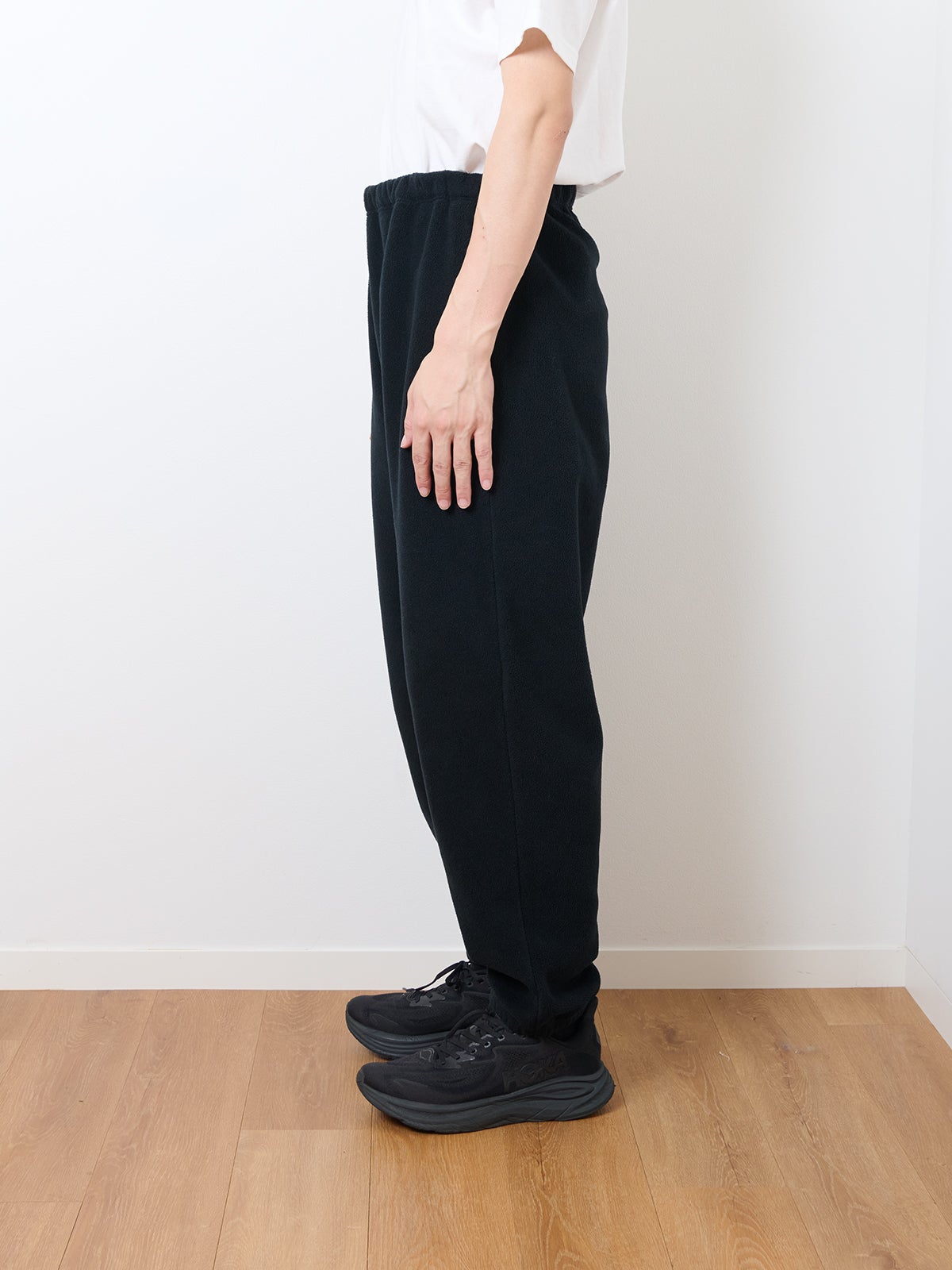 UNIQLO、フリースボタンナッププルオーバー、モデルカット、サイド