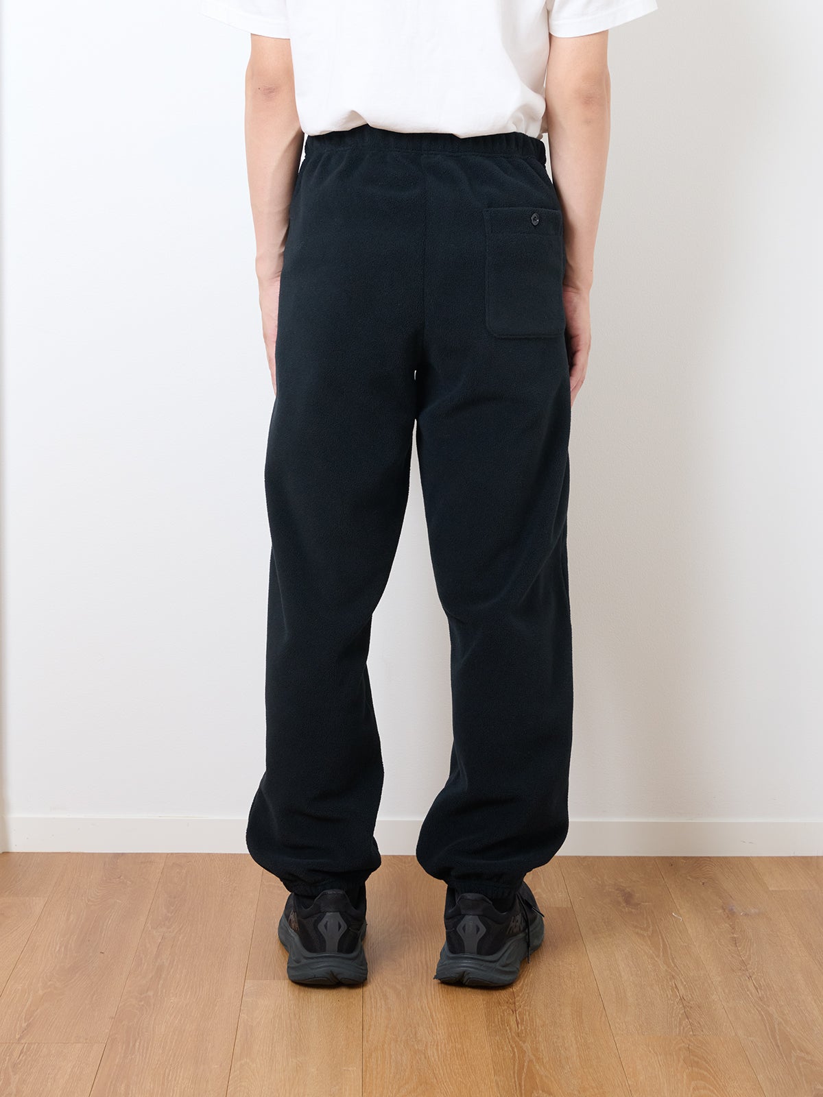 UNIQLO、フリースボタンナッププルオーバー、モデルカット、バック