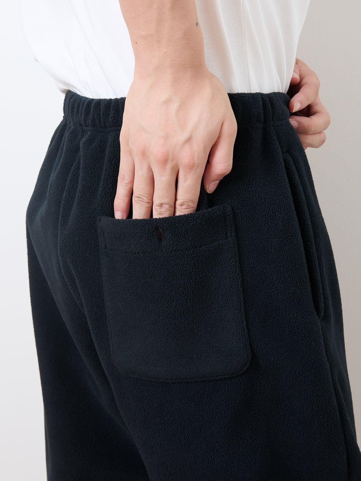 UNIQLO、フリースボタンナッププルオーバー、モデルカット、バックポケット