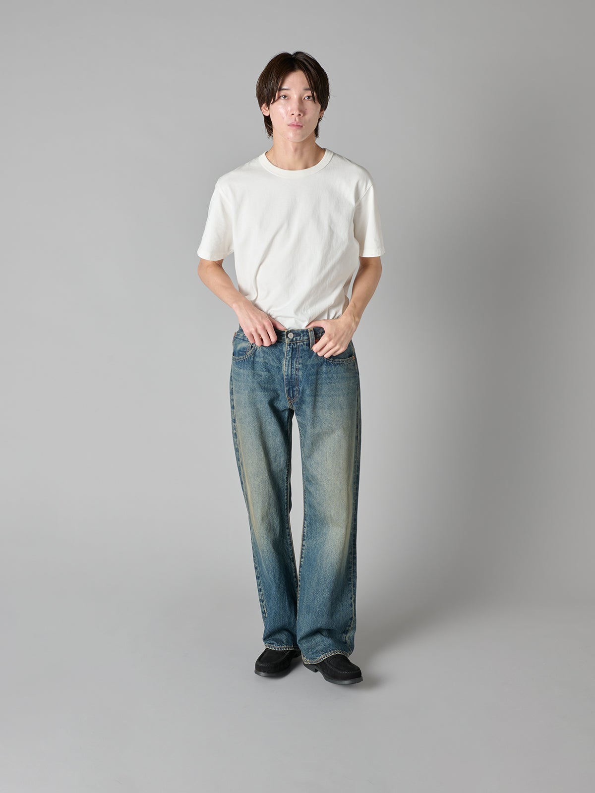 Levi’s® 「567™リラックスフレア ジーンズ ミディアムインディゴ」を穿いてみた フロント