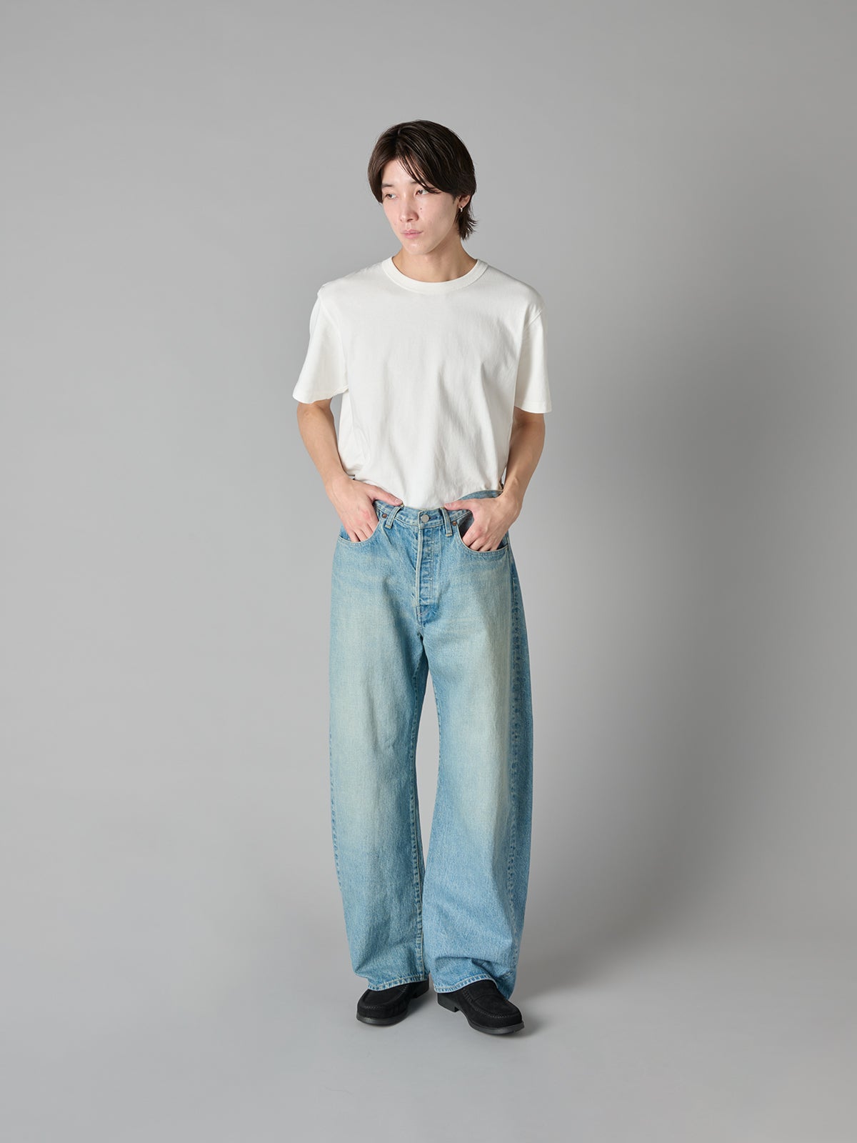 「シュタイン(ssstein)」の『ROUND DENIM PANTS』(試着画像)