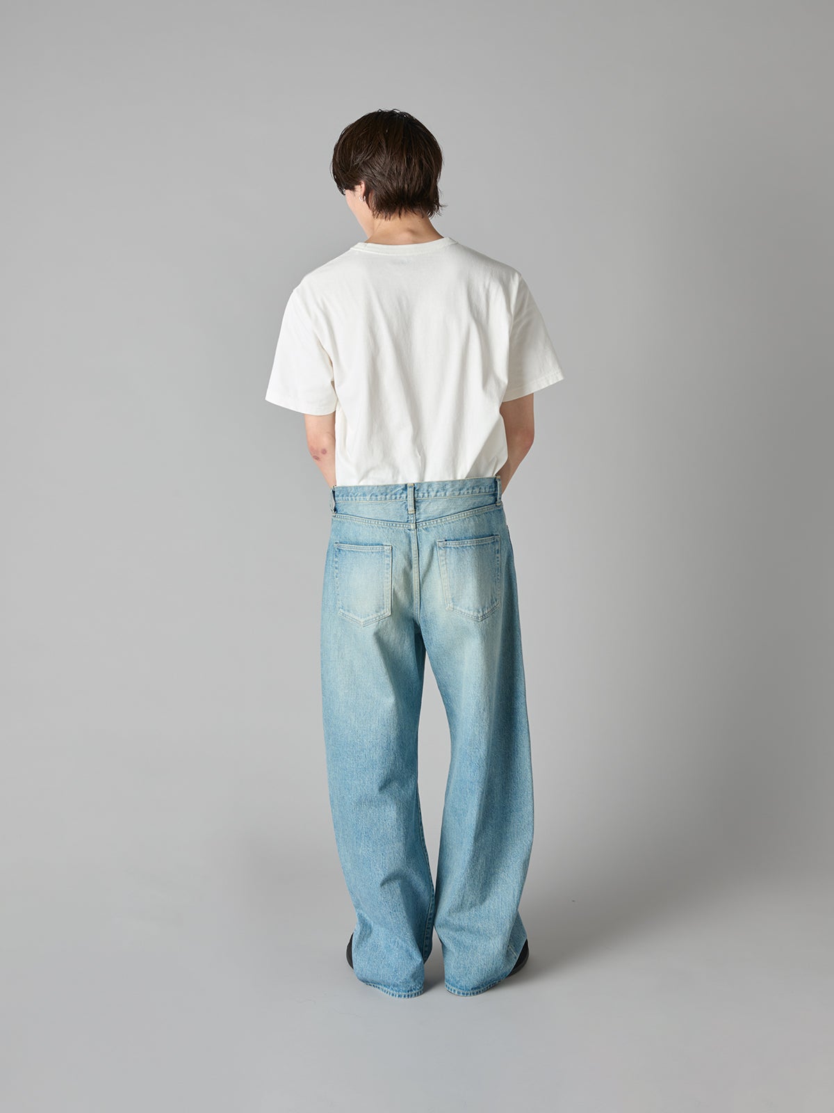 「シュタイン(ssstein)」の『ROUND DENIM PANTS』(試着画像)