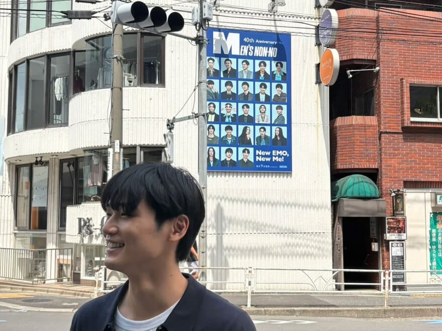 撮影中、街中で遭遇した『メンズノンノ』の大きな広告[中川大輔ブログ]