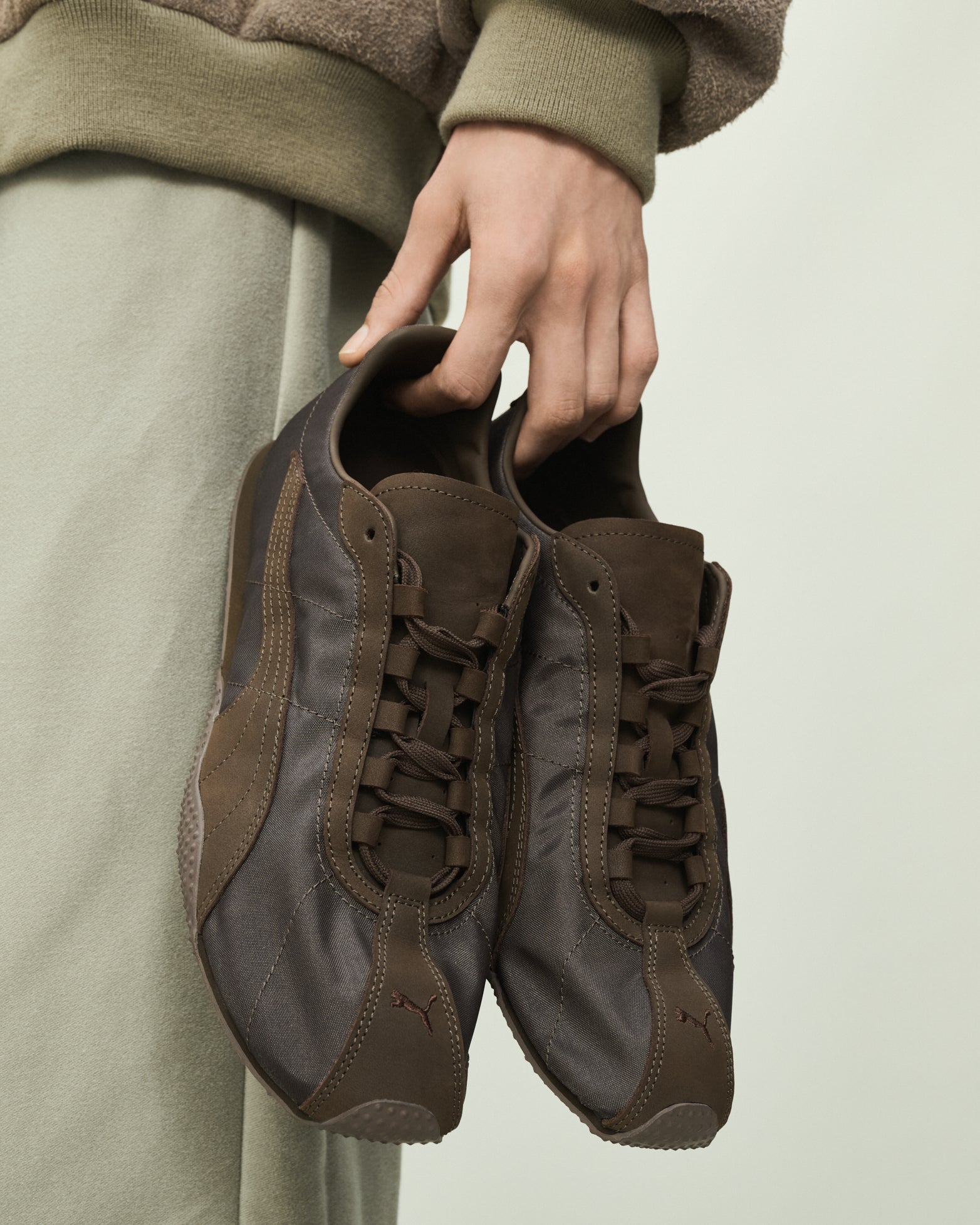PUMA &times; Graphpaper H-STREET　スニーカー　手元