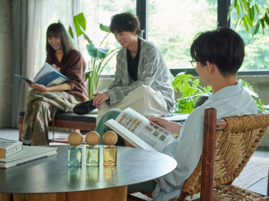 BAUMの香りをかぎながら、読書を楽しむ3人のメンズノンノモデル2