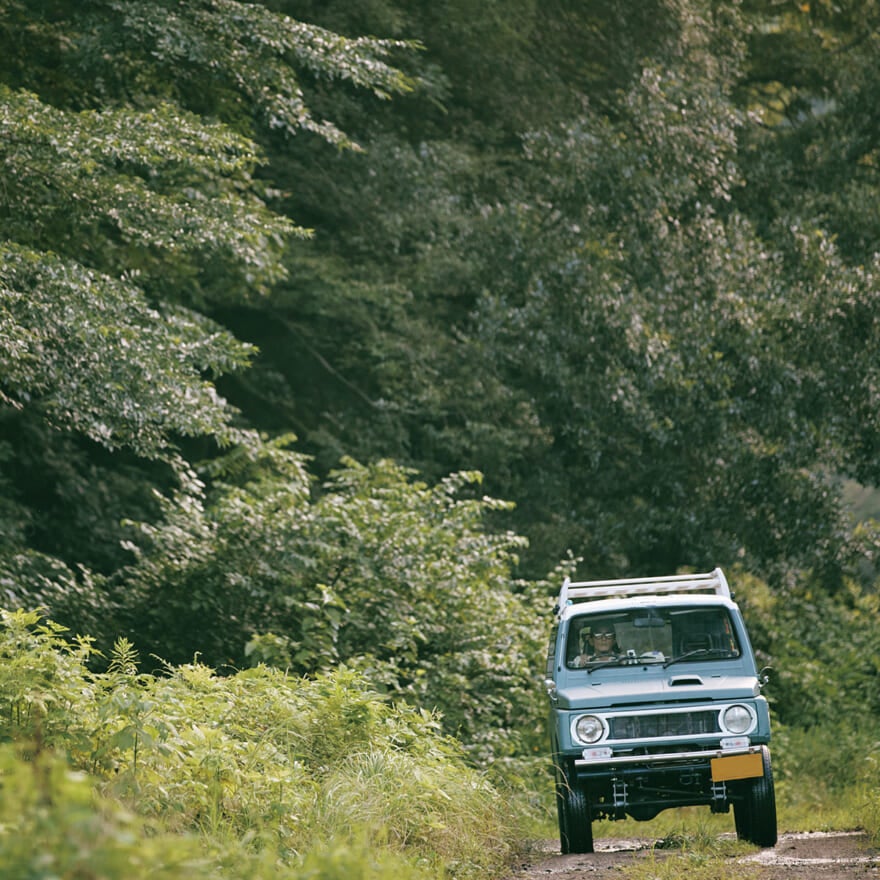 自然のなかを走るSUZUKI JIMNY