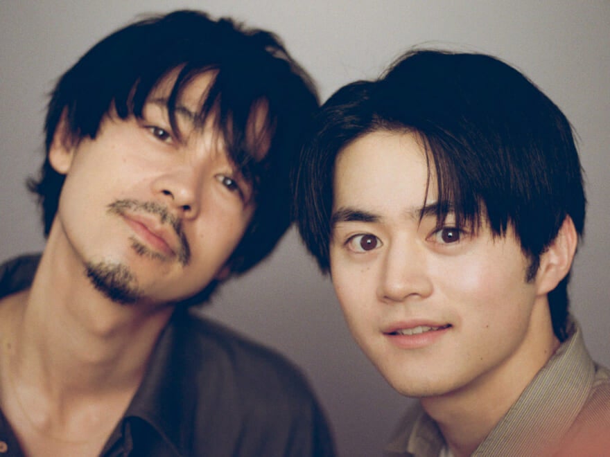 熱烈オファーで実現!成田凌×鈴鹿央士、愛あふれるスペシャル撮影&対談。|あの人が撮る、鈴鹿央士『たゆたう』