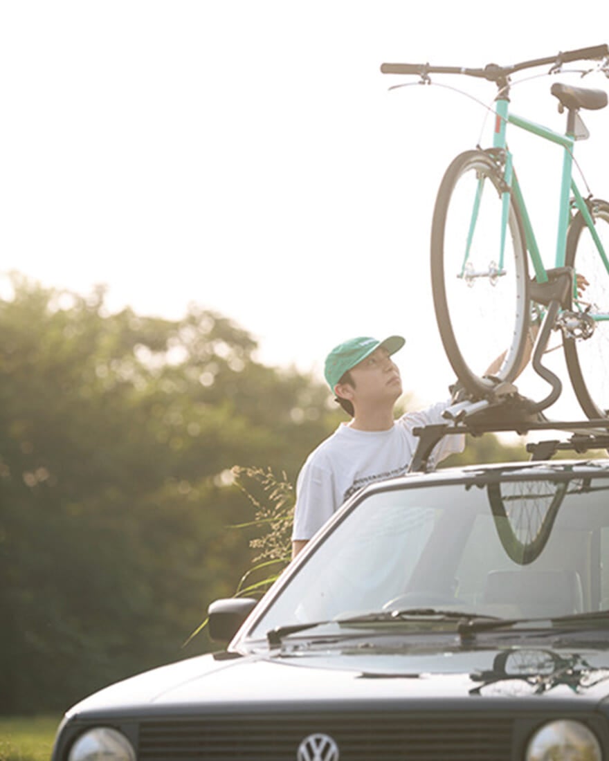 自転車を車にのせる益子さん