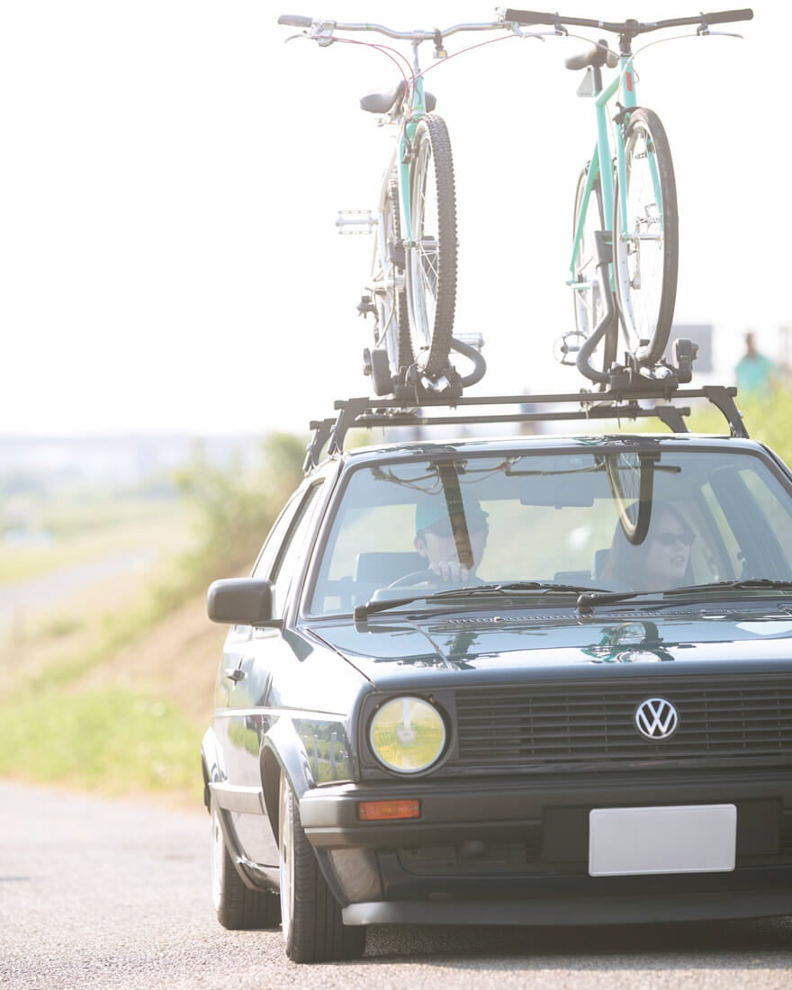 自転車を車にのせて走る益子さん