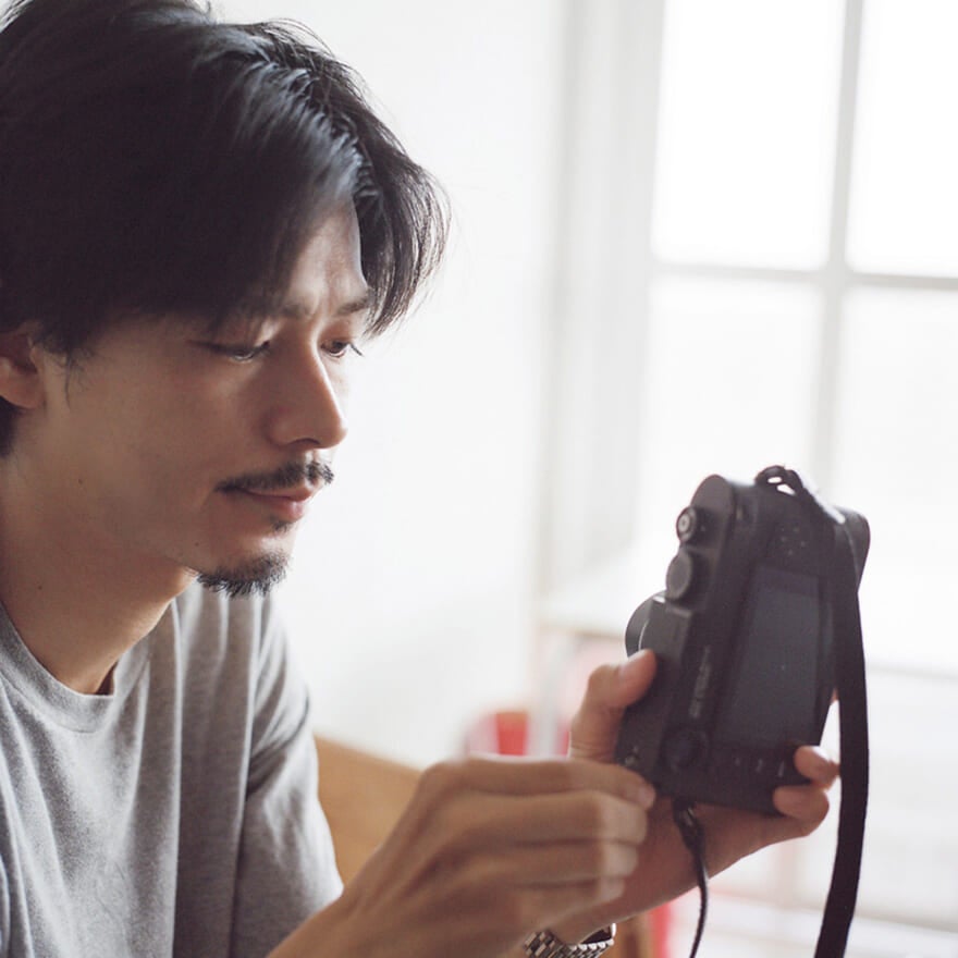 カメラを手に取る成田 凌