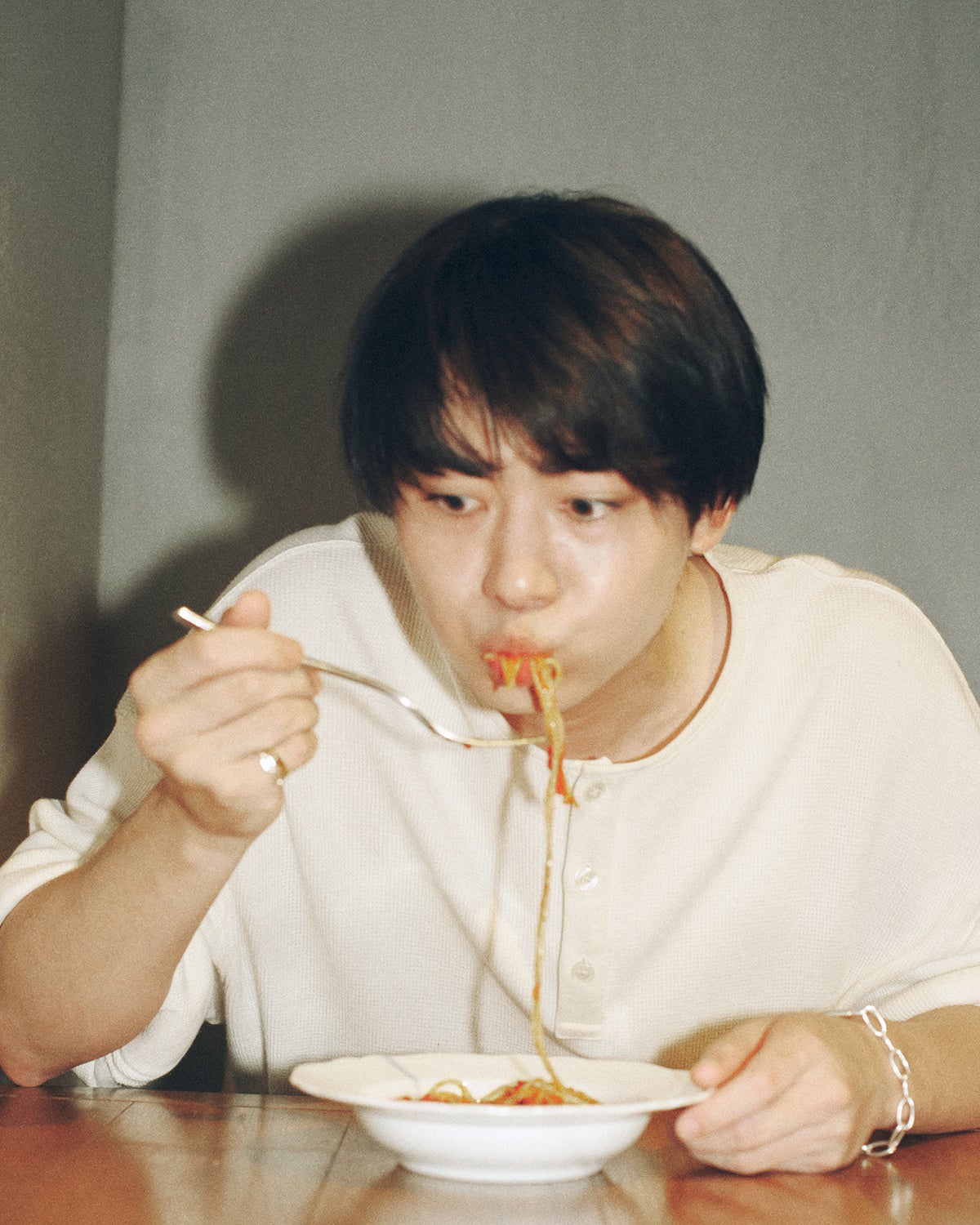 自分でつくったアラビアータを食べる豊田 1