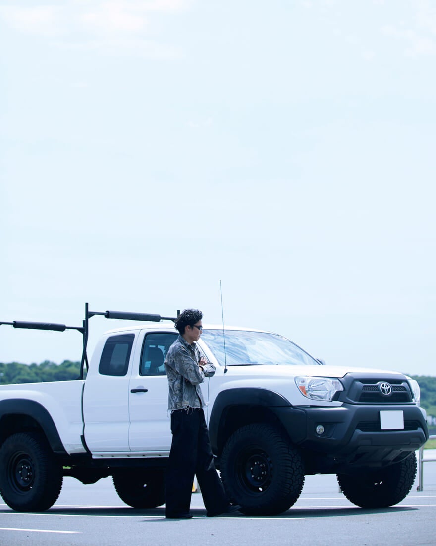 TOYOTA TACOMAの横に立つ吉田さん