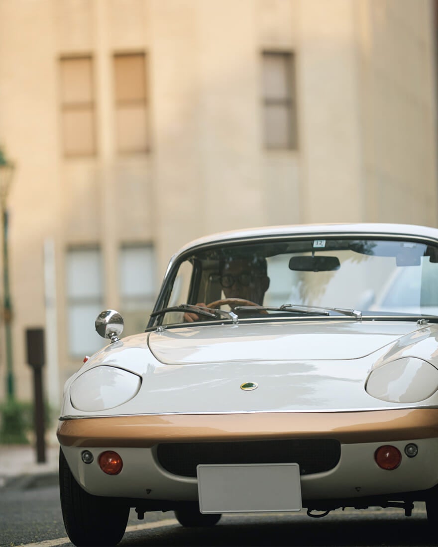 街中を走るLOTUS ELAN SPRINT FHC