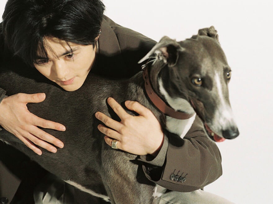 犬を抱える鈴鹿