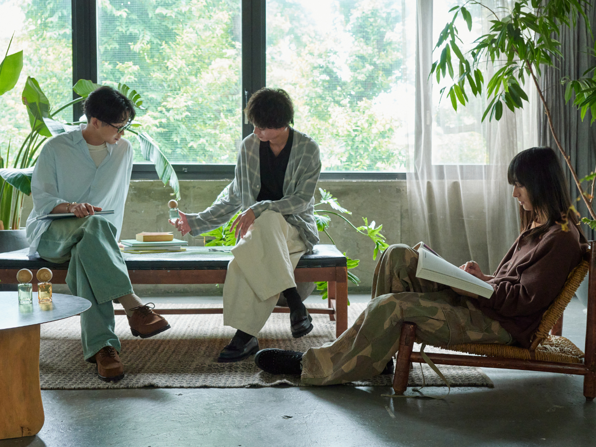 BAUMの香りをかぎながら、読書を楽しむ3人のメンズノンノモデル1